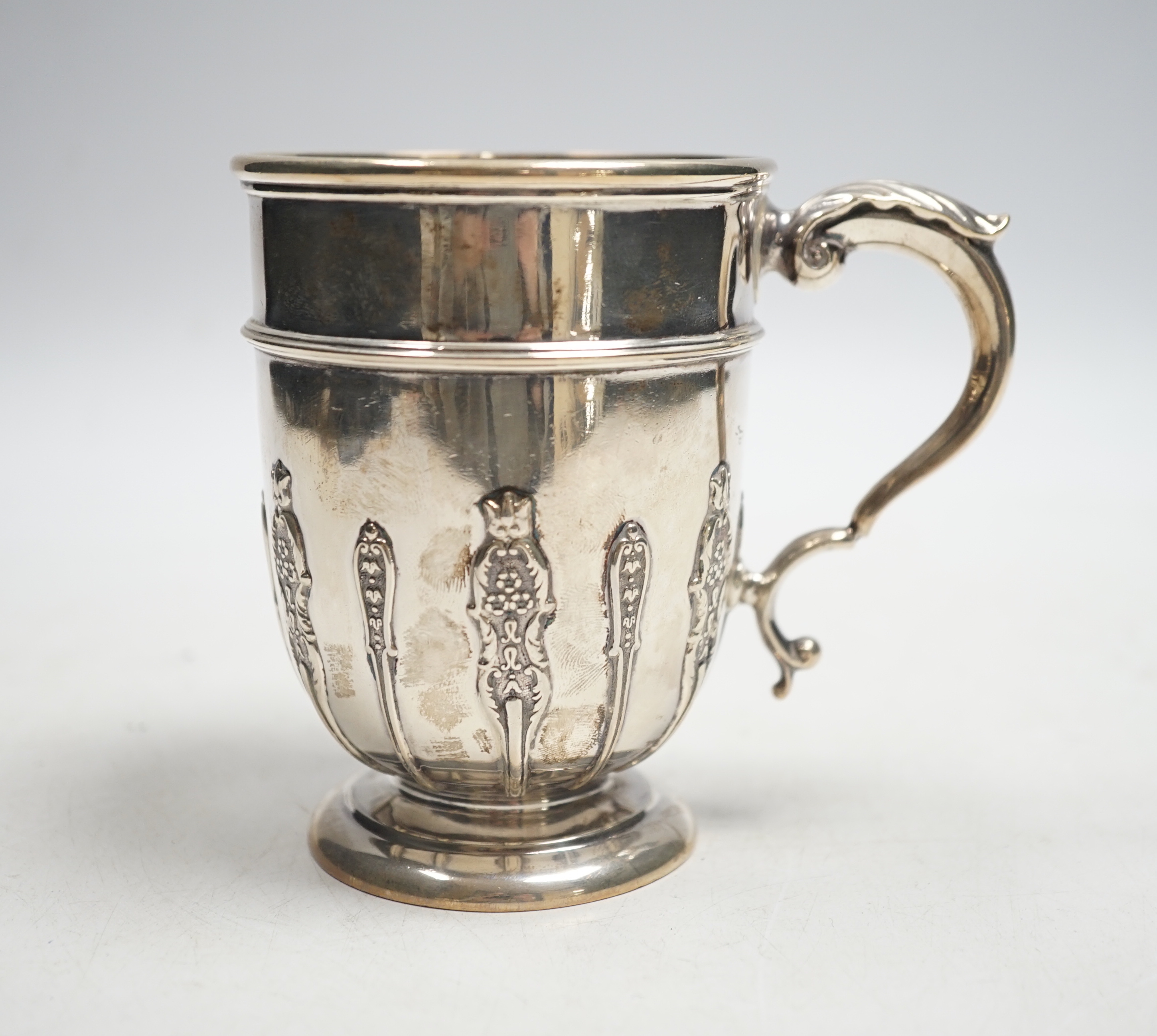 An Edwardian silver christening mug, with card cut decoration, Goldsmiths & Silversmiths Co Ltd, London, 1905, 96mm.